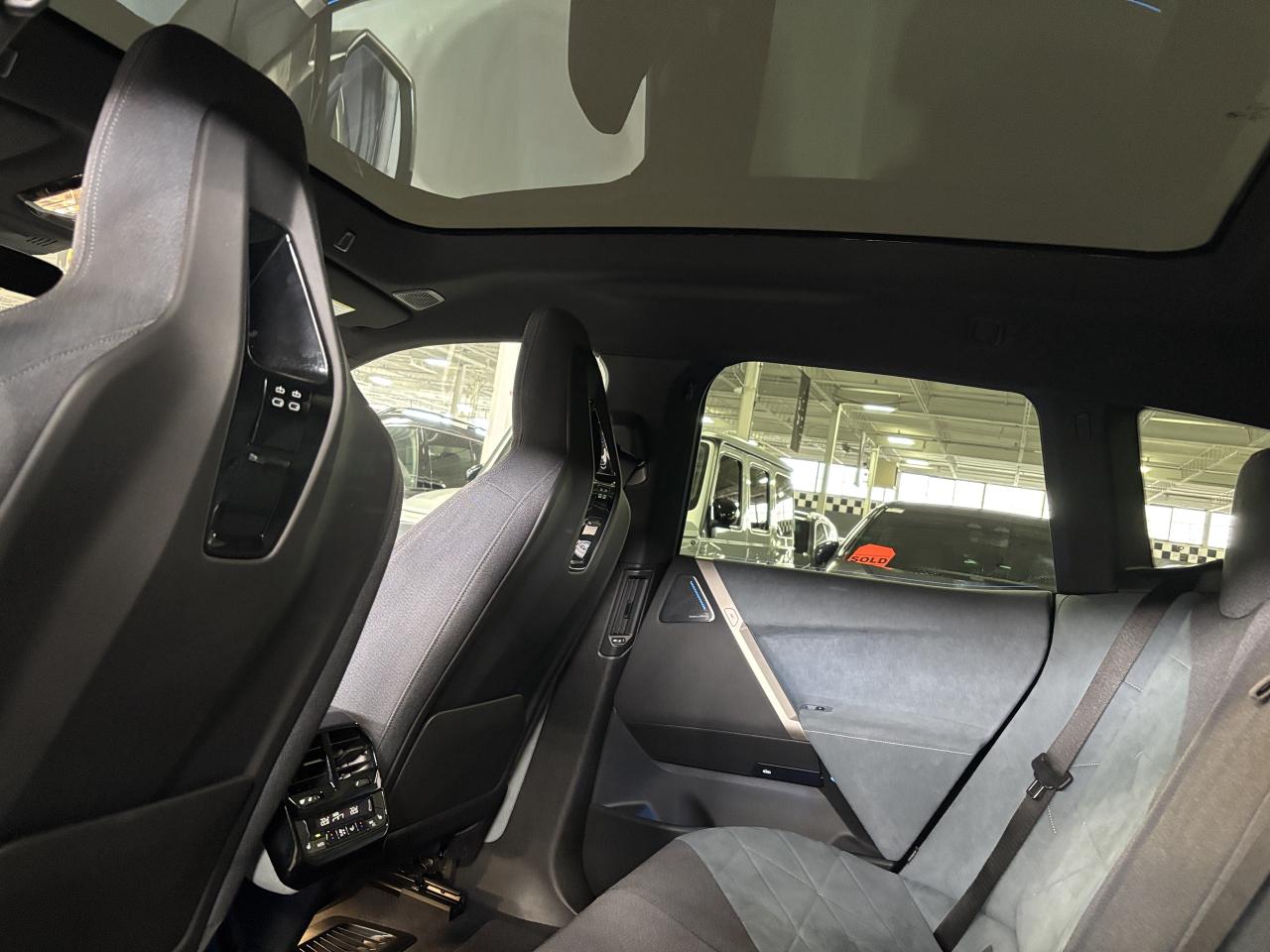 2022 BMW iX xDrive50|AWD|NAV|MASSAGE|SUEDESEATS|ELECTROCHROMIC Photo