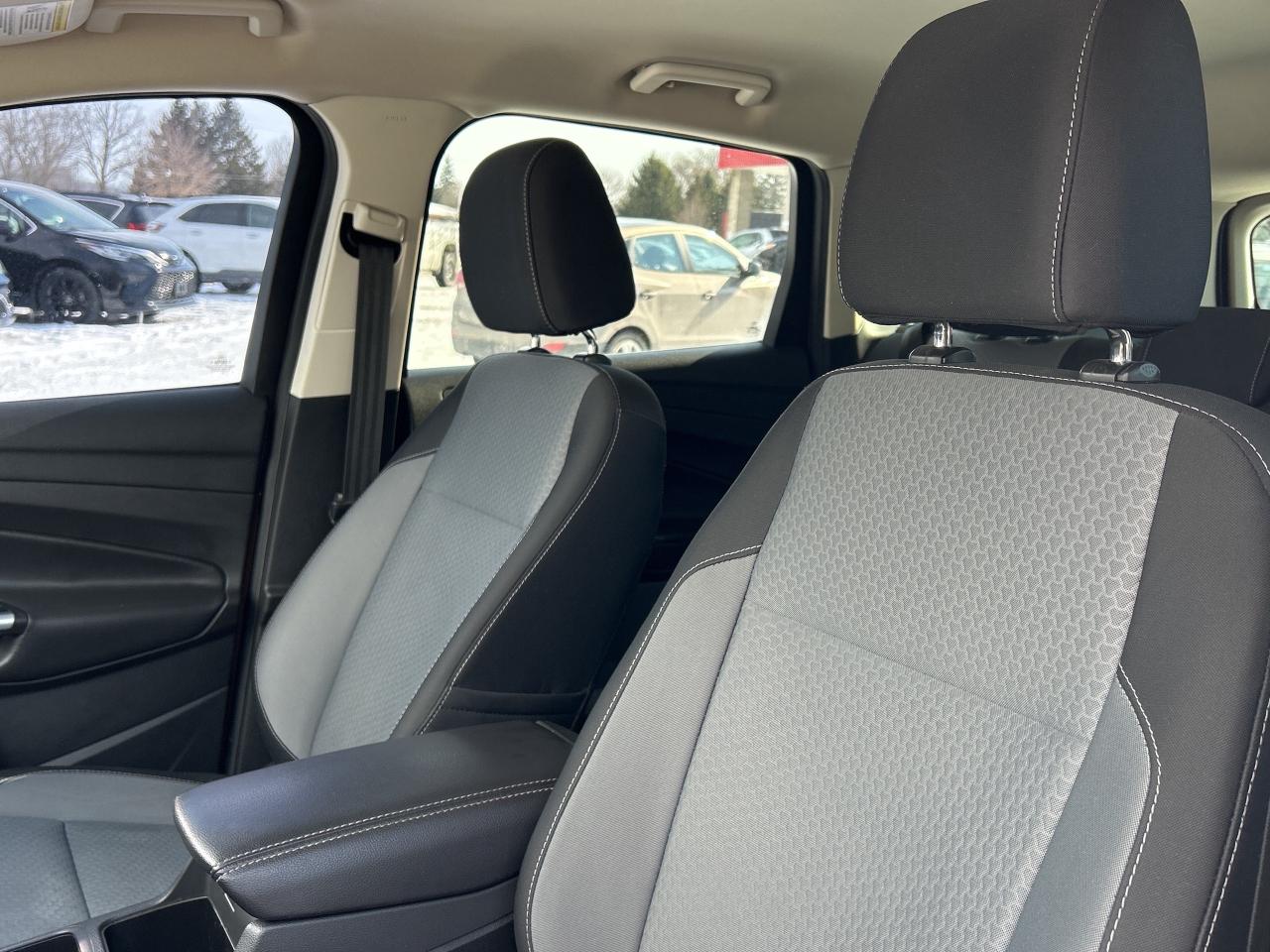 2017 Ford Escape SE, BACK UP CAMERA, NAV, HEATED CLOTH SEATS! - Photo #10