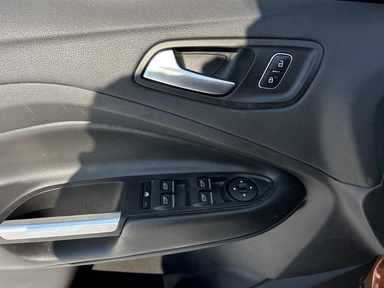 2017 Ford Escape SE, BACK UP CAMERA, NAV, HEATED CLOTH SEATS! - Photo #13