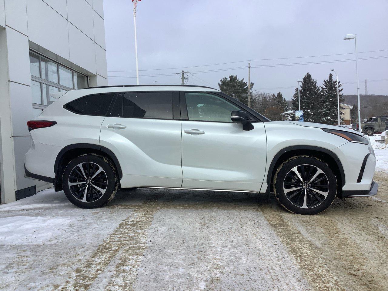 2022 Toyota Highlander XSE Photo3