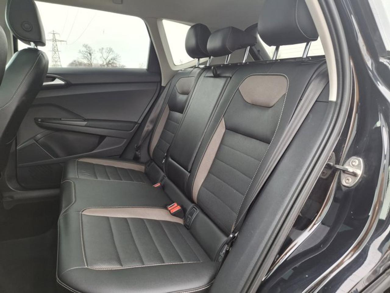 2022 Volkswagen Taos Highline 4Motion AWD | Leather | Pano Roof | Heated Seats + Steering | Beats Audio | and More ! Photo