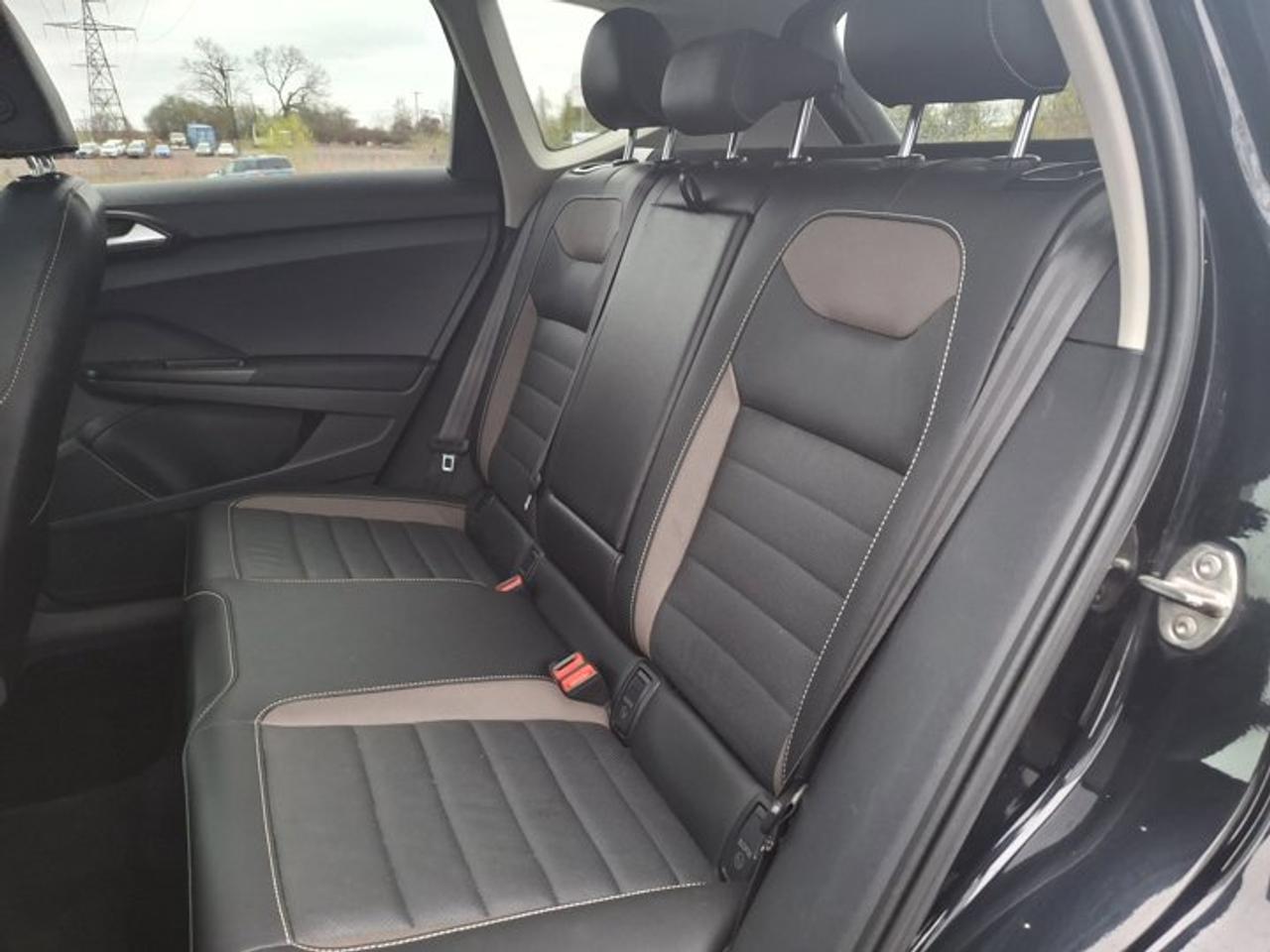 2022 Volkswagen Taos Highline 4Motion AWD | Leather | Pano Roof | Heated Seats + Steering | Beats Audio | and More ! Photo