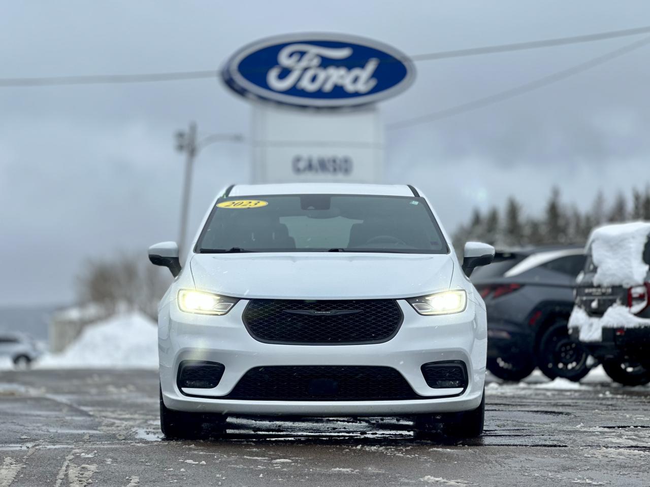 2023 Chrysler Pacifica HYBRID TOURING PHEV Photo1