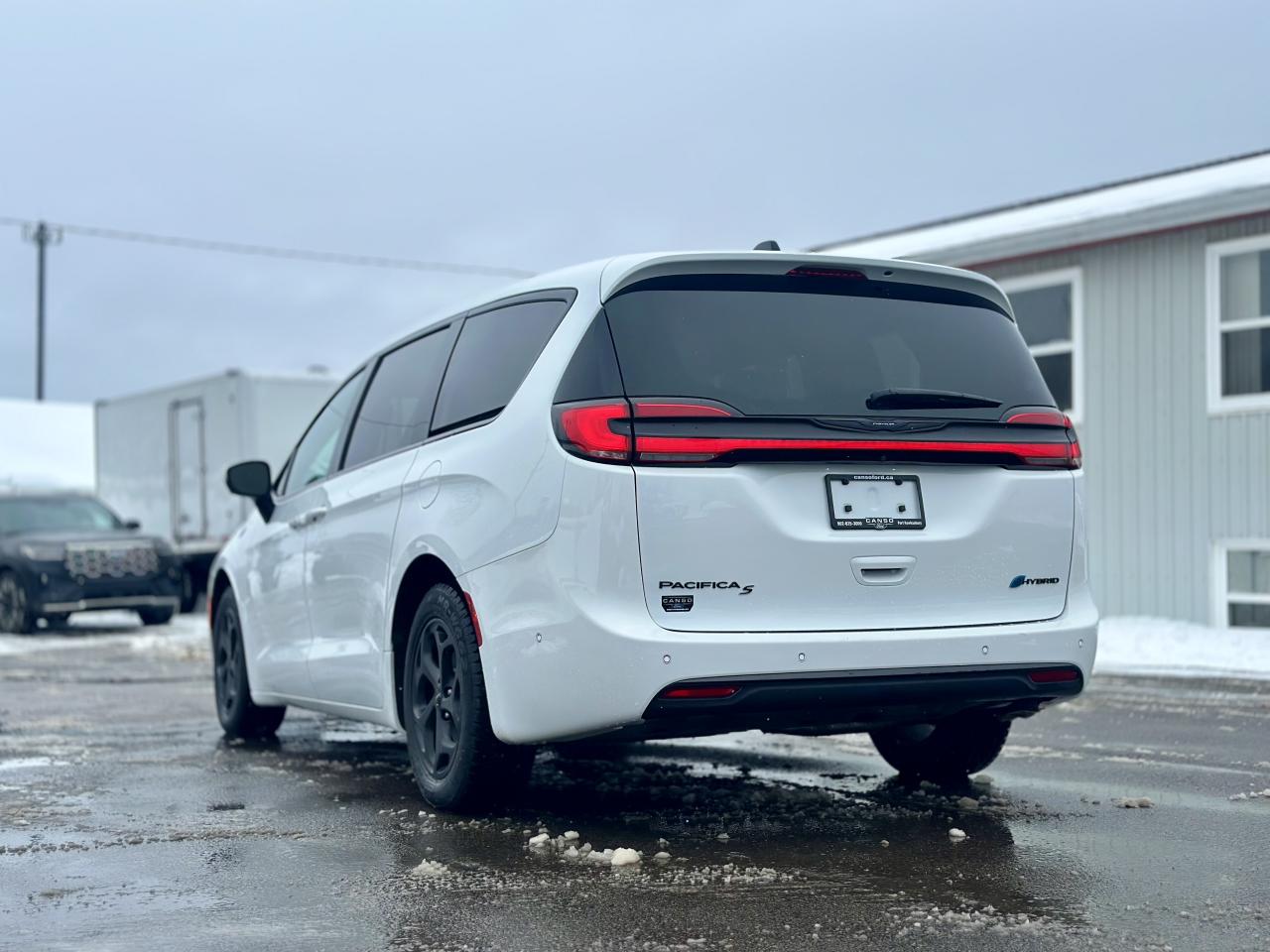 2023 Chrysler Pacifica HYBRID TOURING PHEV Photo4