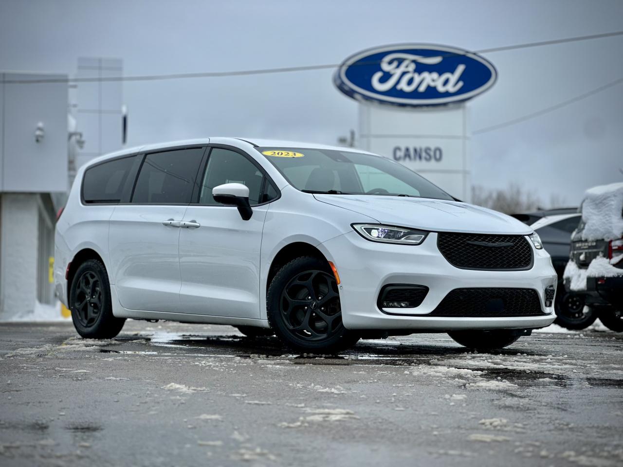 2023 Chrysler Pacifica HYBRID TOURING PHEV Photo0