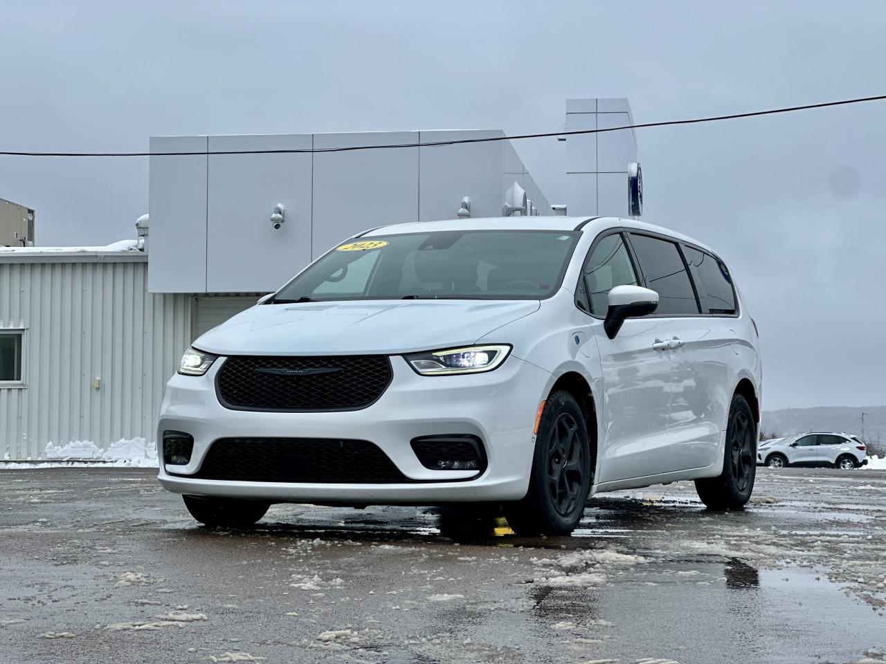 2023 Chrysler Pacifica HYBRID TOURING PHEV Photo2