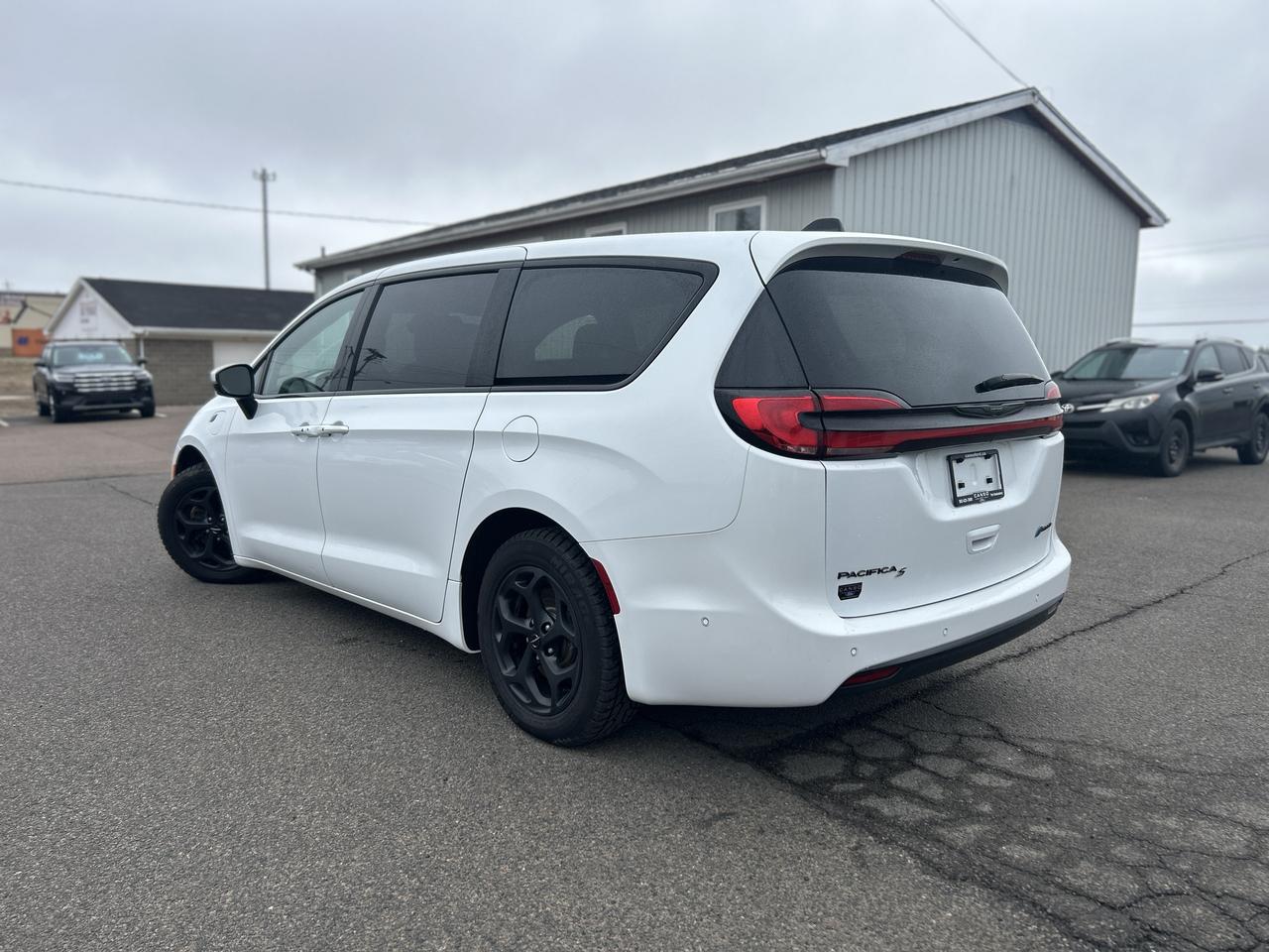 2023 Chrysler Pacifica HYBRID TOURING PHEV W/NEW REAR BRAKES Photo2