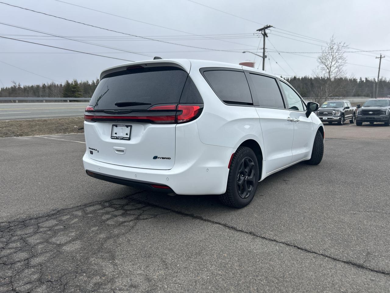 2023 Chrysler Pacifica HYBRID TOURING PHEV W/NEW REAR BRAKES Photo1