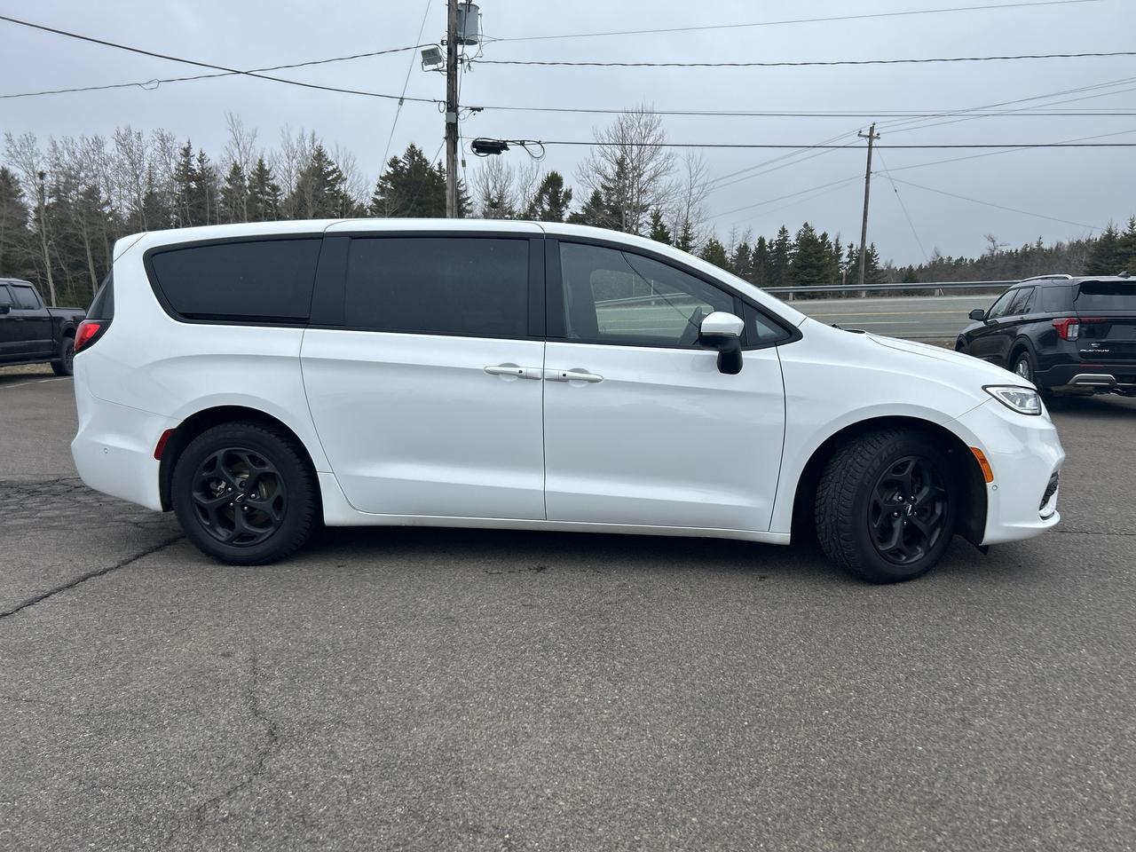 2023 Chrysler Pacifica HYBRID TOURING PHEV W/NEW REAR BRAKES Photo4