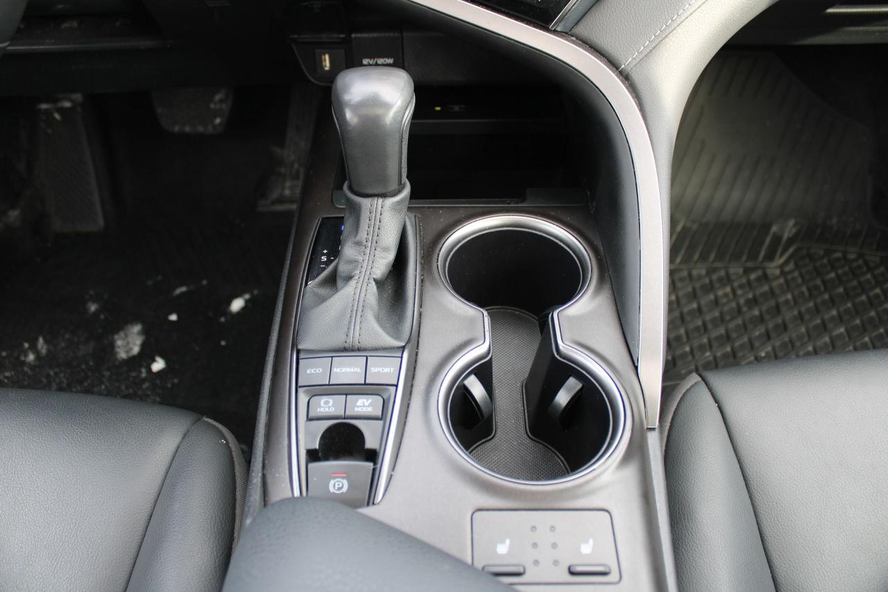 2024 Toyota Camry HYBRID SE Photo