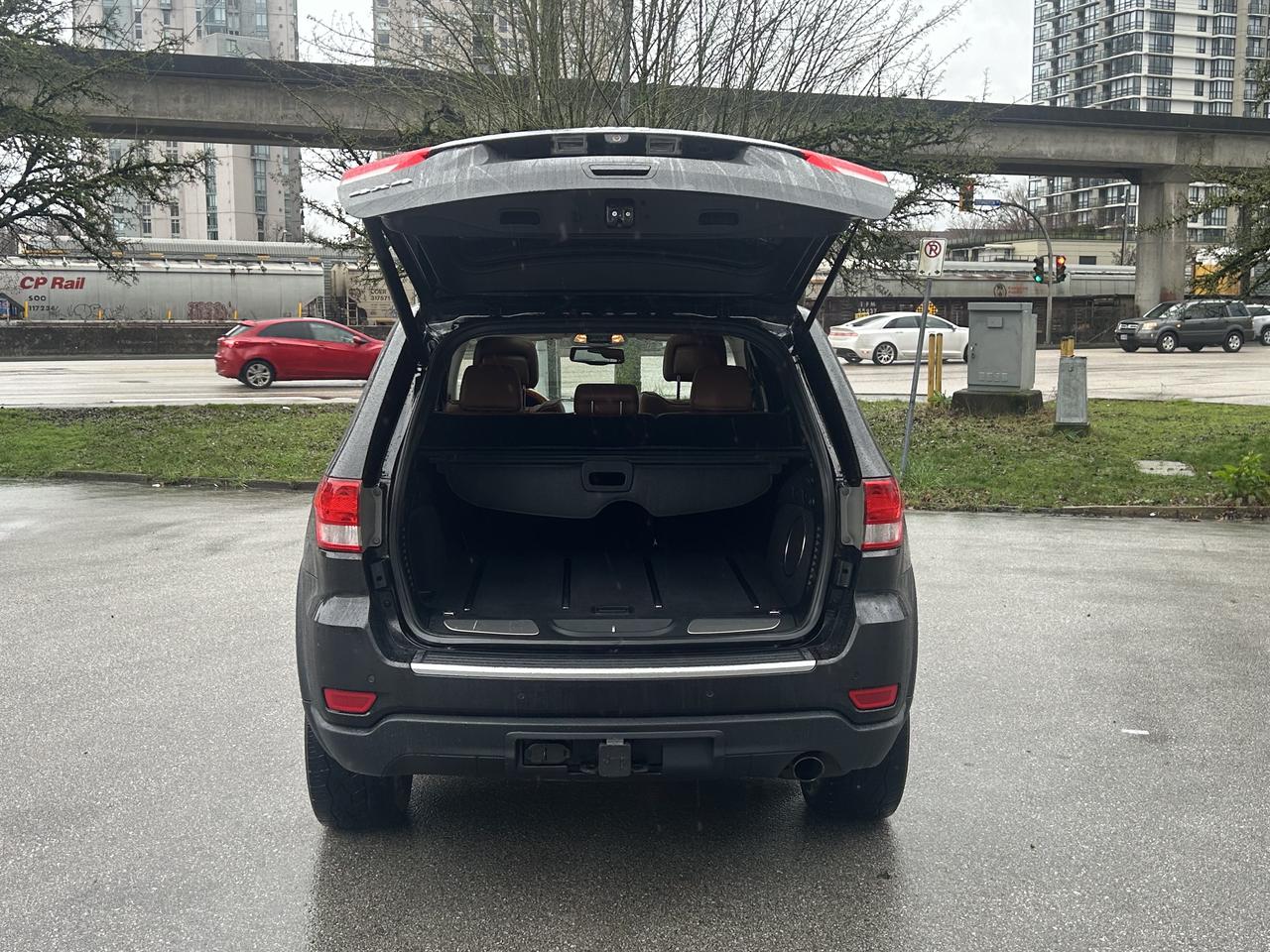 2013 Jeep Grand Cherokee Overland - Photo #8