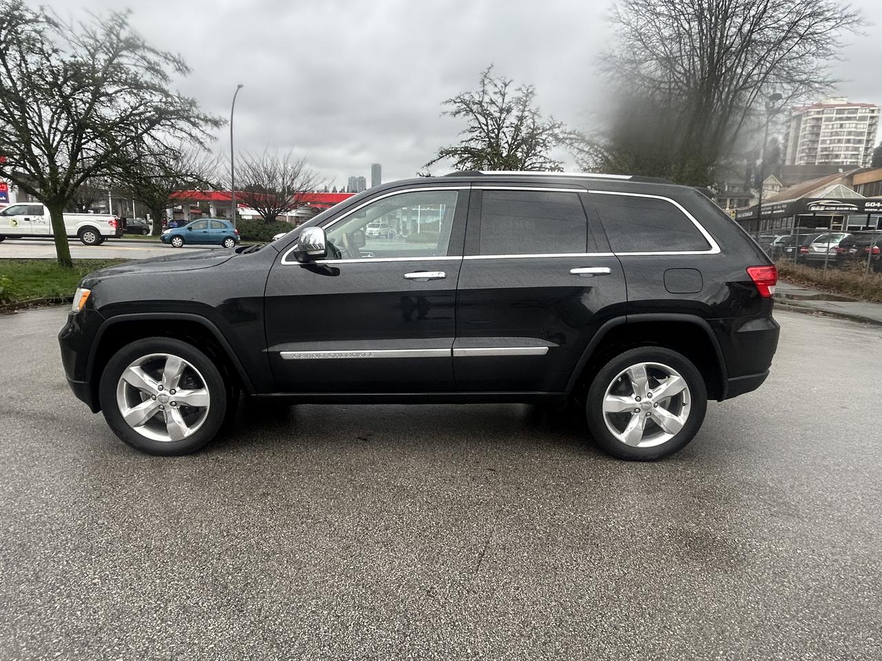 2013 Jeep Grand Cherokee Overland - Photo #2