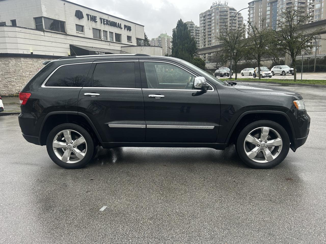 2013 Jeep Grand Cherokee Overland - Photo #5