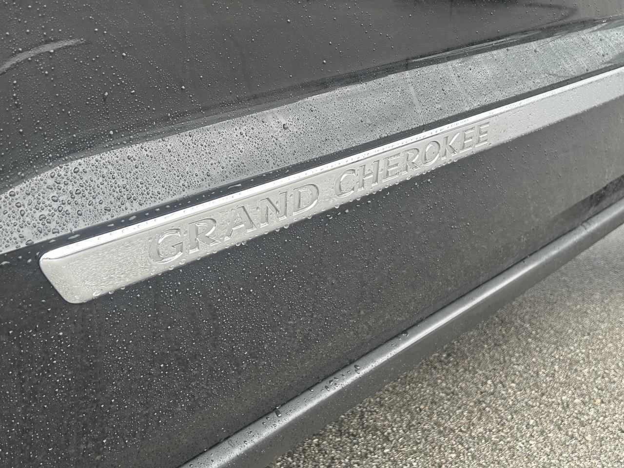 2013 Jeep Grand Cherokee Overland - Photo #16
