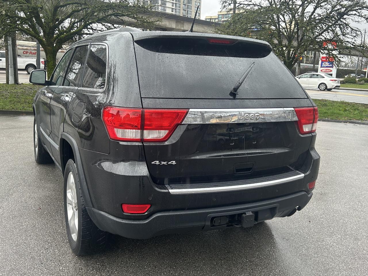 2013 Jeep Grand Cherokee Overland - Photo #3