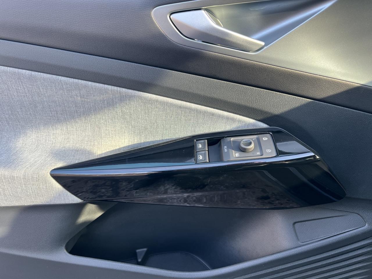 2024 Volkswagen ID.4 Pro AWD w/SK On Battery - Blind Spot Monitor !!! Photo