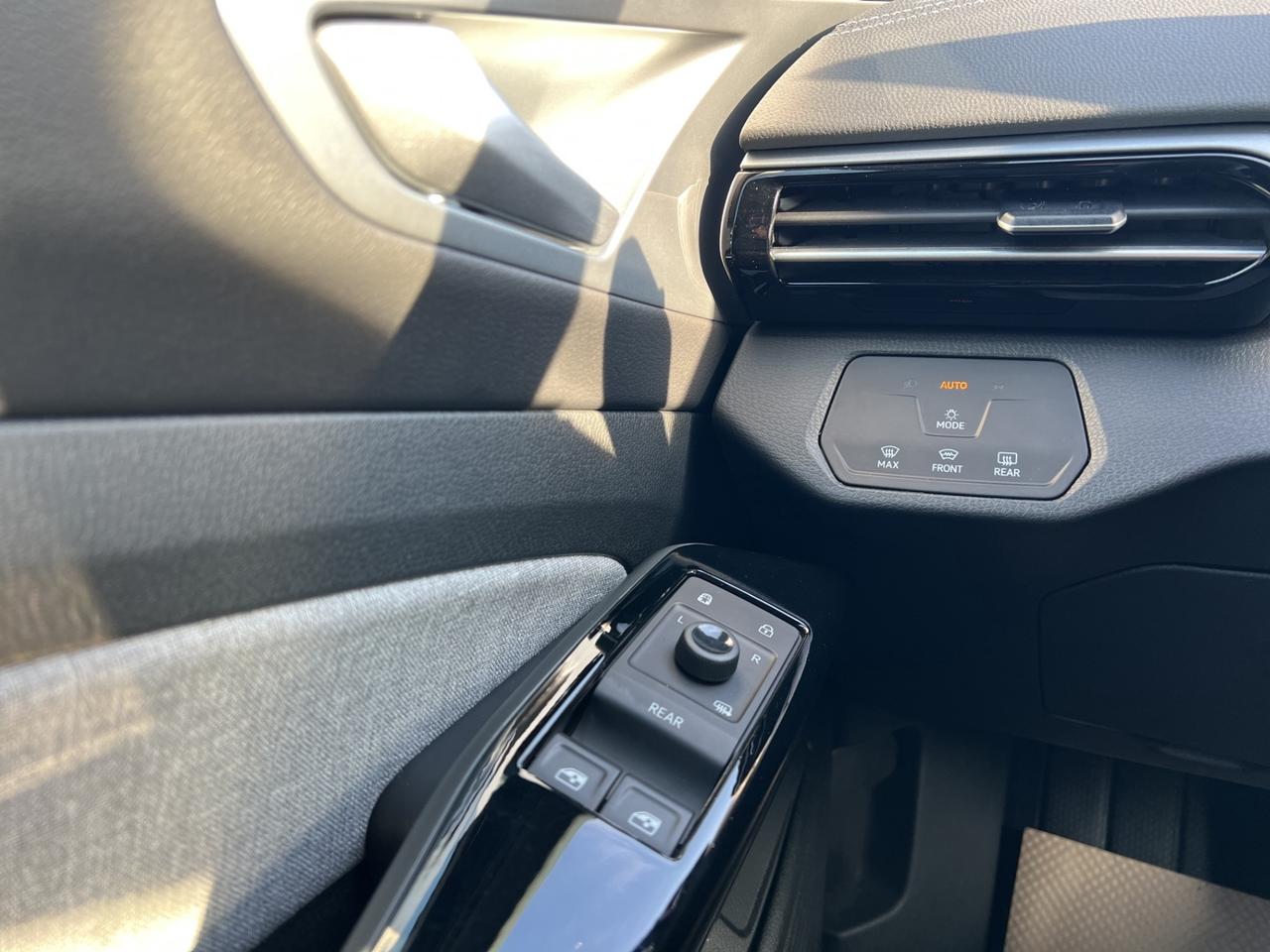 2024 Volkswagen ID.4 Pro AWD w/SK On Battery - Blind Spot Monitor !!! Photo