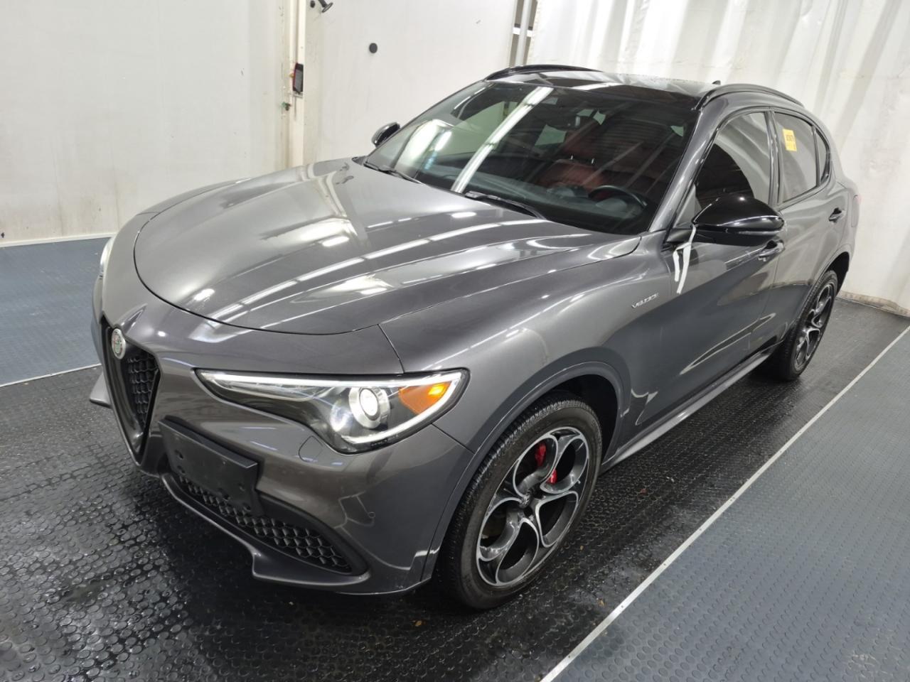 2022 Alfa Romeo Stelvio VELOCE AWD - Blind Spot Monitor - Low Kms !!! Photo2
