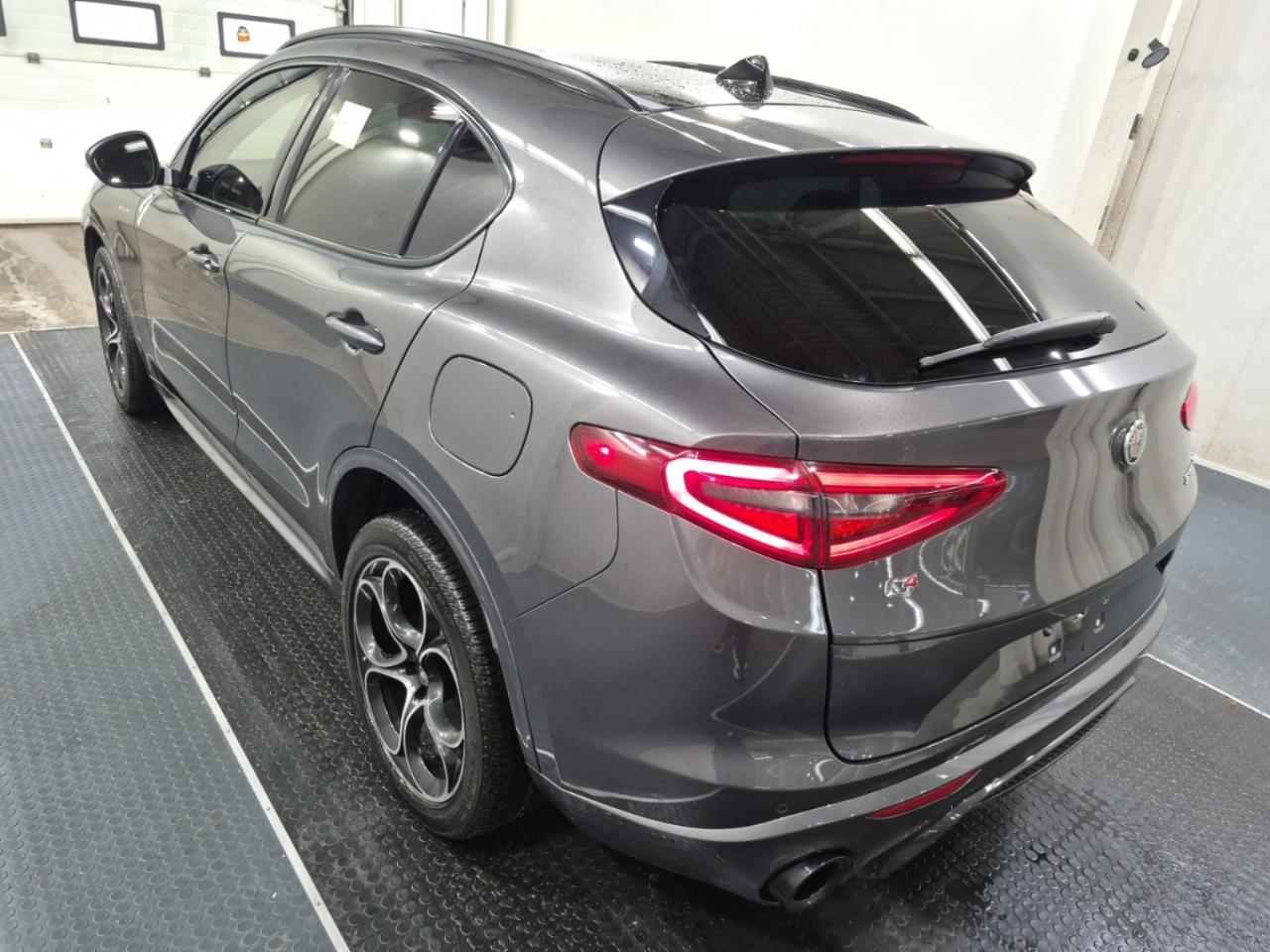2022 Alfa Romeo Stelvio VELOCE AWD - Blind Spot Monitor - Low Kms !!! Photo