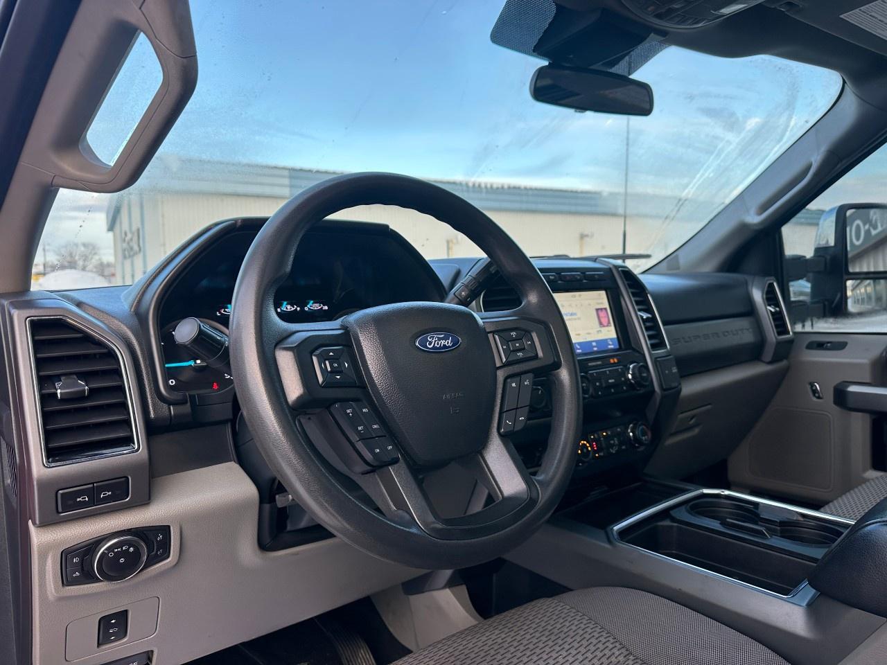 2022 Ford F-350 Super Duty SRW XLT 4WD CREW CAB 8' BOX Photo