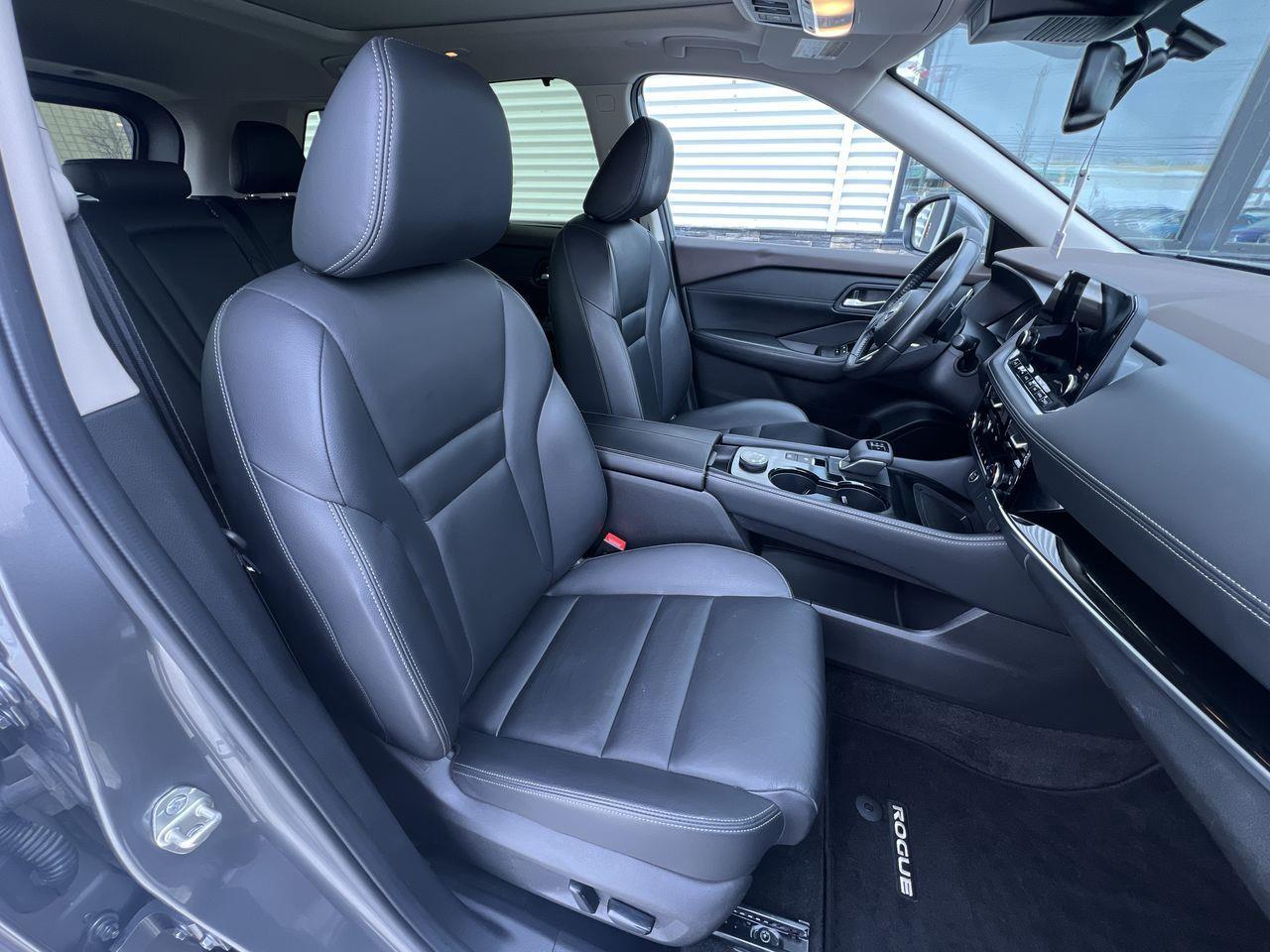 2023 Nissan Rogue SL AWD, MOONROOF, HEATED LEATHER SEATS, NAV, CRUISE CONTROL, POWER LIFTGATE!! Photo