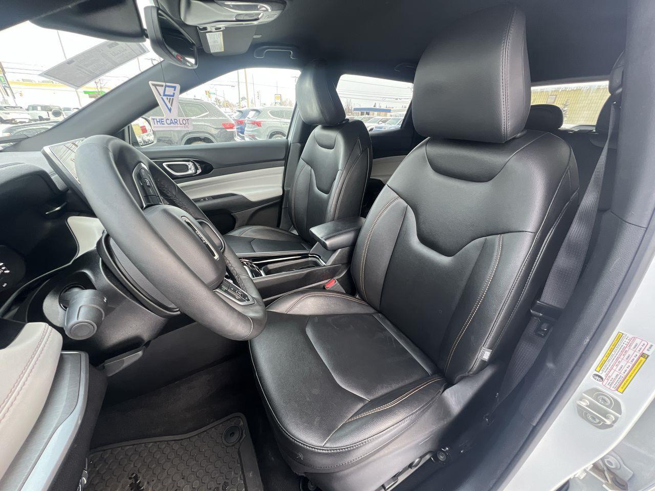 2024 Jeep Compass Limited 4X4, HEATED FRONT SEATS, CRUISE CONTROL, BACK UP CAM!! Photo