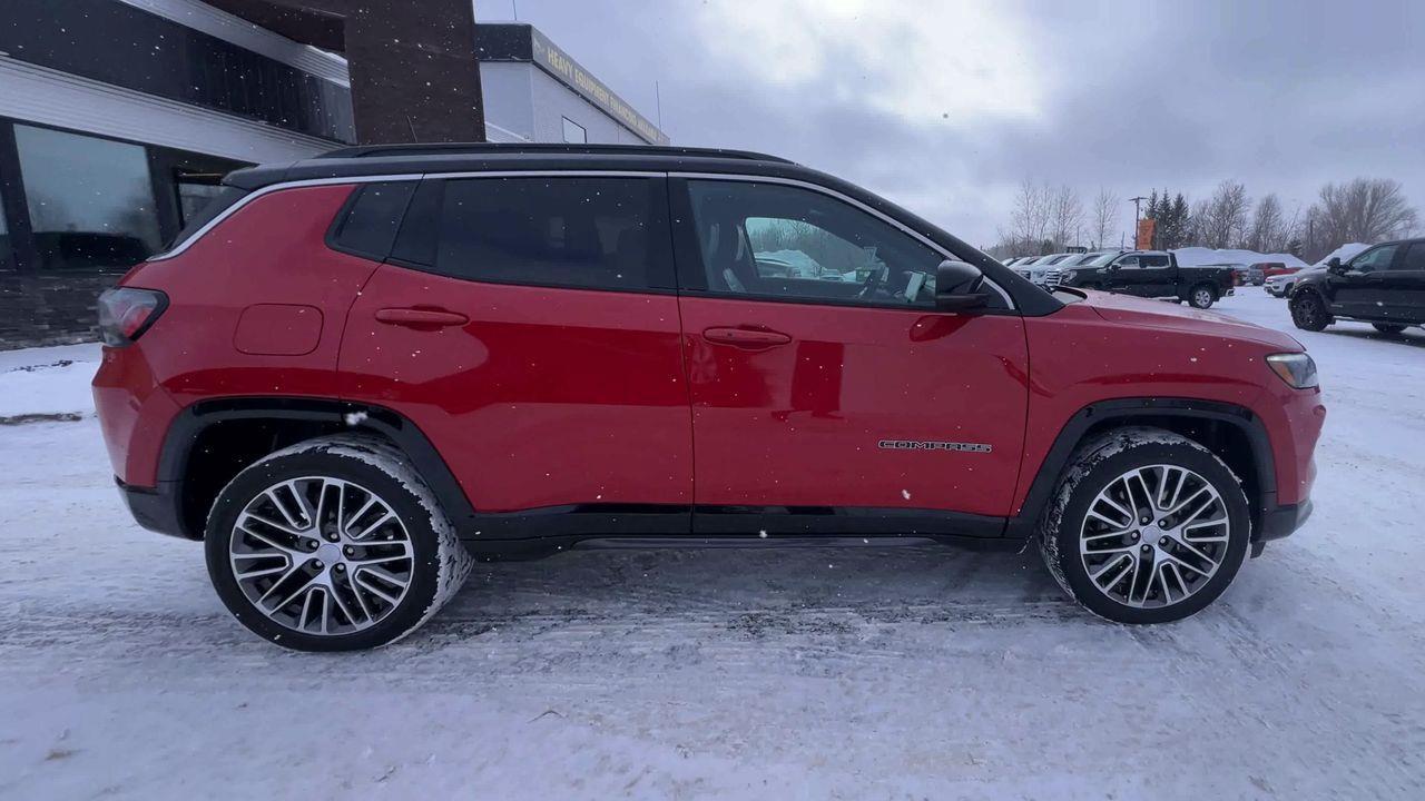 2024 Jeep Compass Limited 4X4, REMOTE START, NAV, HEATED AND COOLED FRONT SEATS, BACK UP CAM!! Photo4