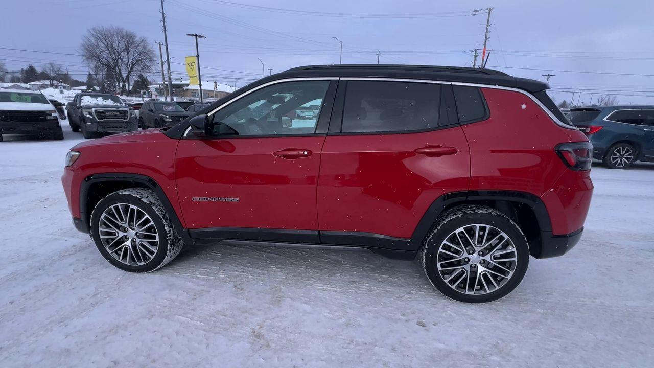 2024 Jeep Compass Limited 4X4, REMOTE START, NAV, HEATED AND COOLED FRONT SEATS, BACK UP CAM!! Photo