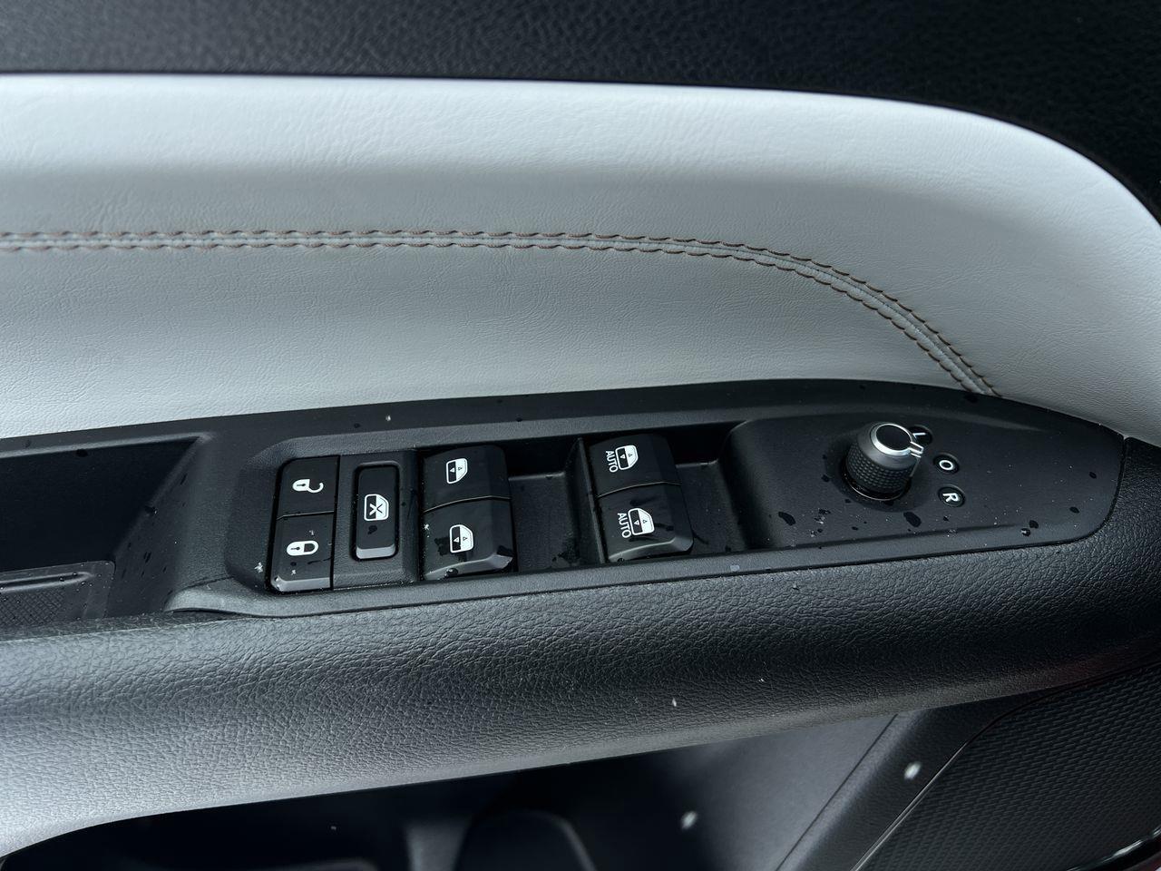 2024 Jeep Compass Limited 4X4, REMOTE START, NAV, HEATED AND COOLED FRONT SEATS, BACK UP CAM!! Photo