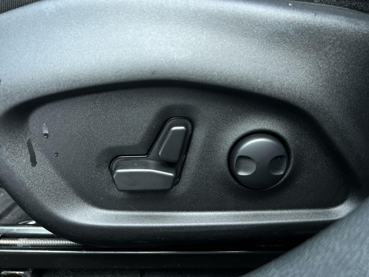 2024 Jeep Compass Limited 4X4, REMOTE START, NAV, HEATED AND COOLED FRONT SEATS, BACK UP CAM!! Photo