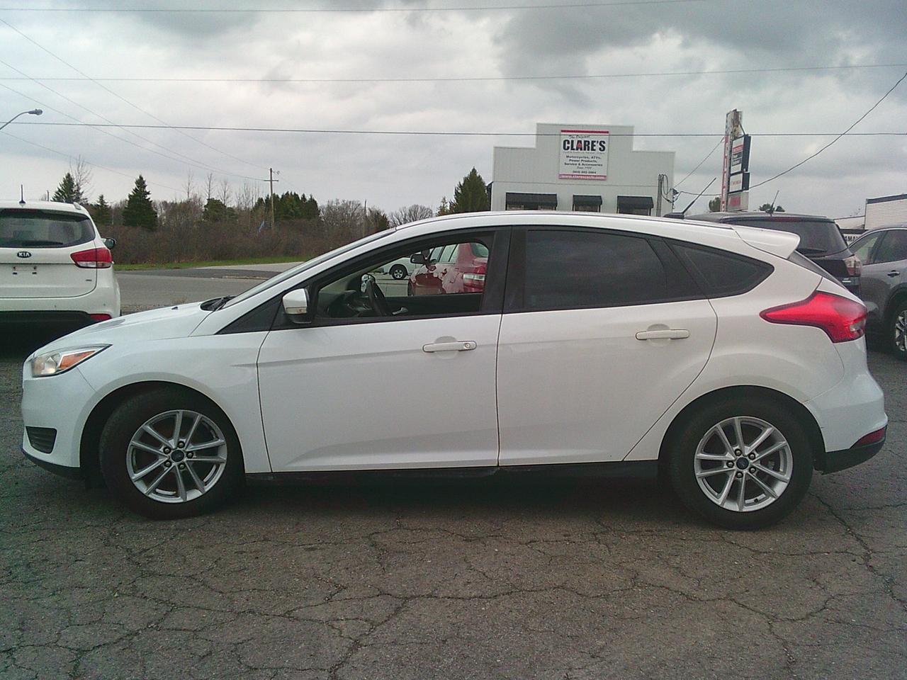 2018 Ford Focus SE Hatchback Photo3