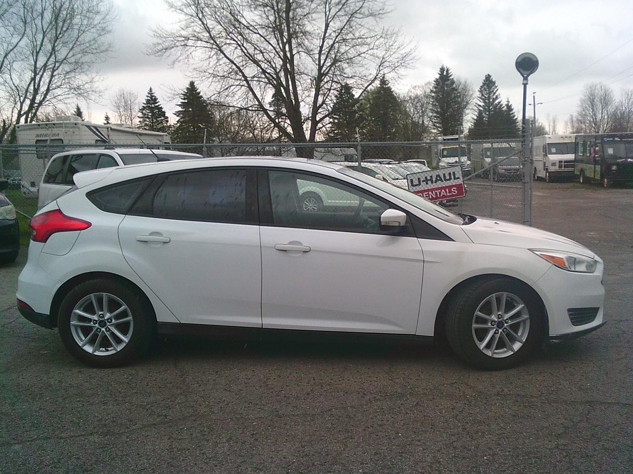 2018 Ford Focus SE Hatchback Photo4