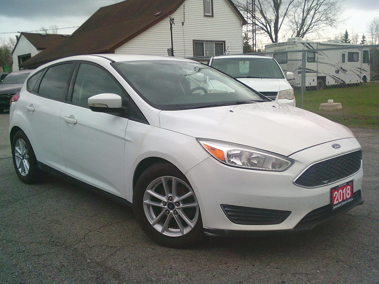 2018 Ford Focus SE Hatchback Photo2