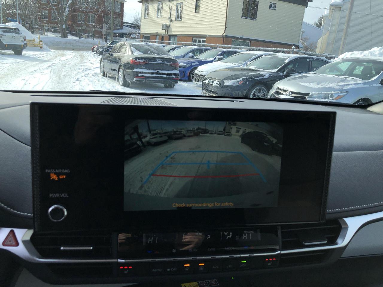 2025 Toyota Sienna XSE 7-Passenger YES, ONLY 93KMS!! LIKE NEW, ALL WH Photo