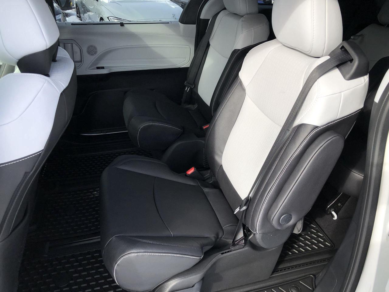 2025 Toyota Sienna XSE 7-Passenger YES, ONLY 93KMS!! LIKE NEW, ALL WH Photo