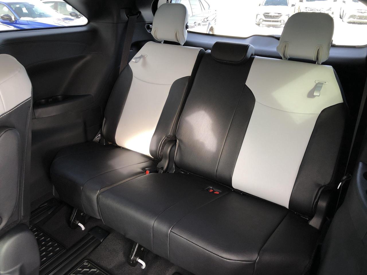 2025 Toyota Sienna XSE 7-Passenger YES, ONLY 93KMS!! LIKE NEW, ALL WH Photo