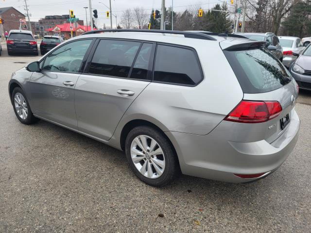 2017 Volkswagen Golf Sportwagen Trendline Photo4