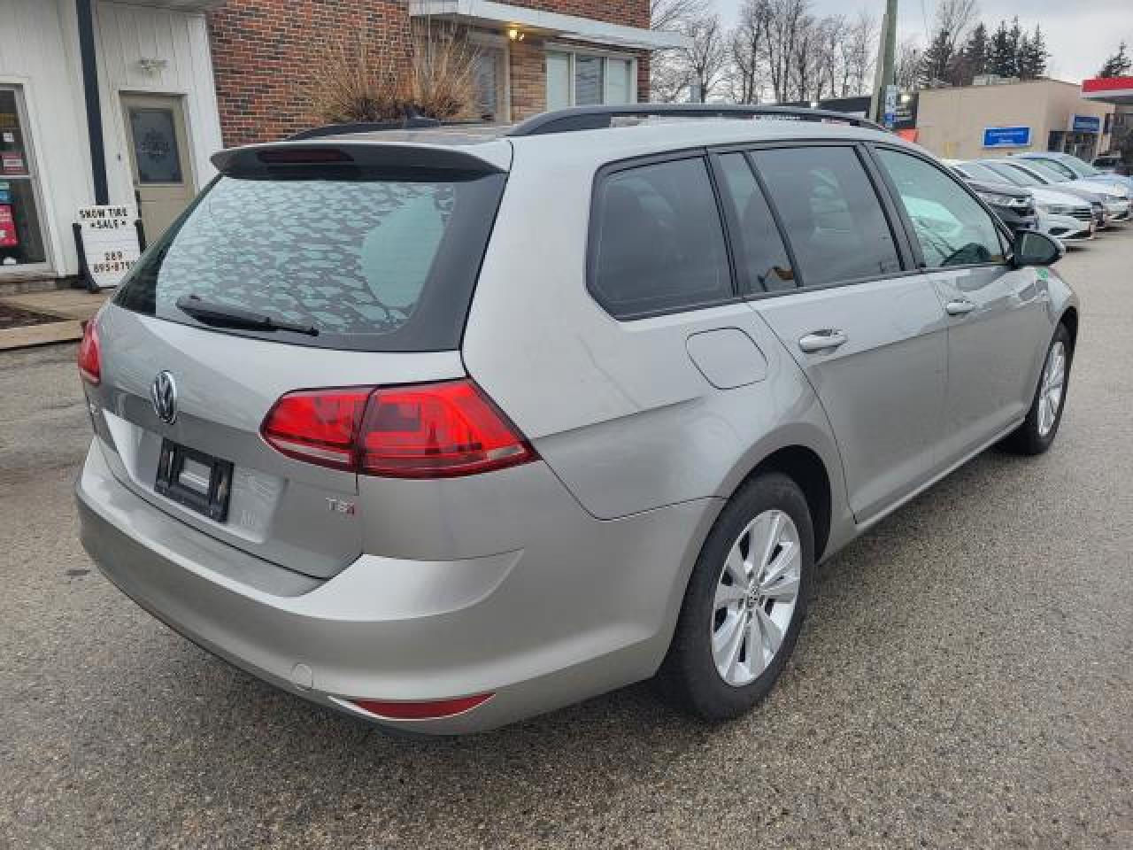 2017 Volkswagen Golf Sportwagen Trendline Photo2