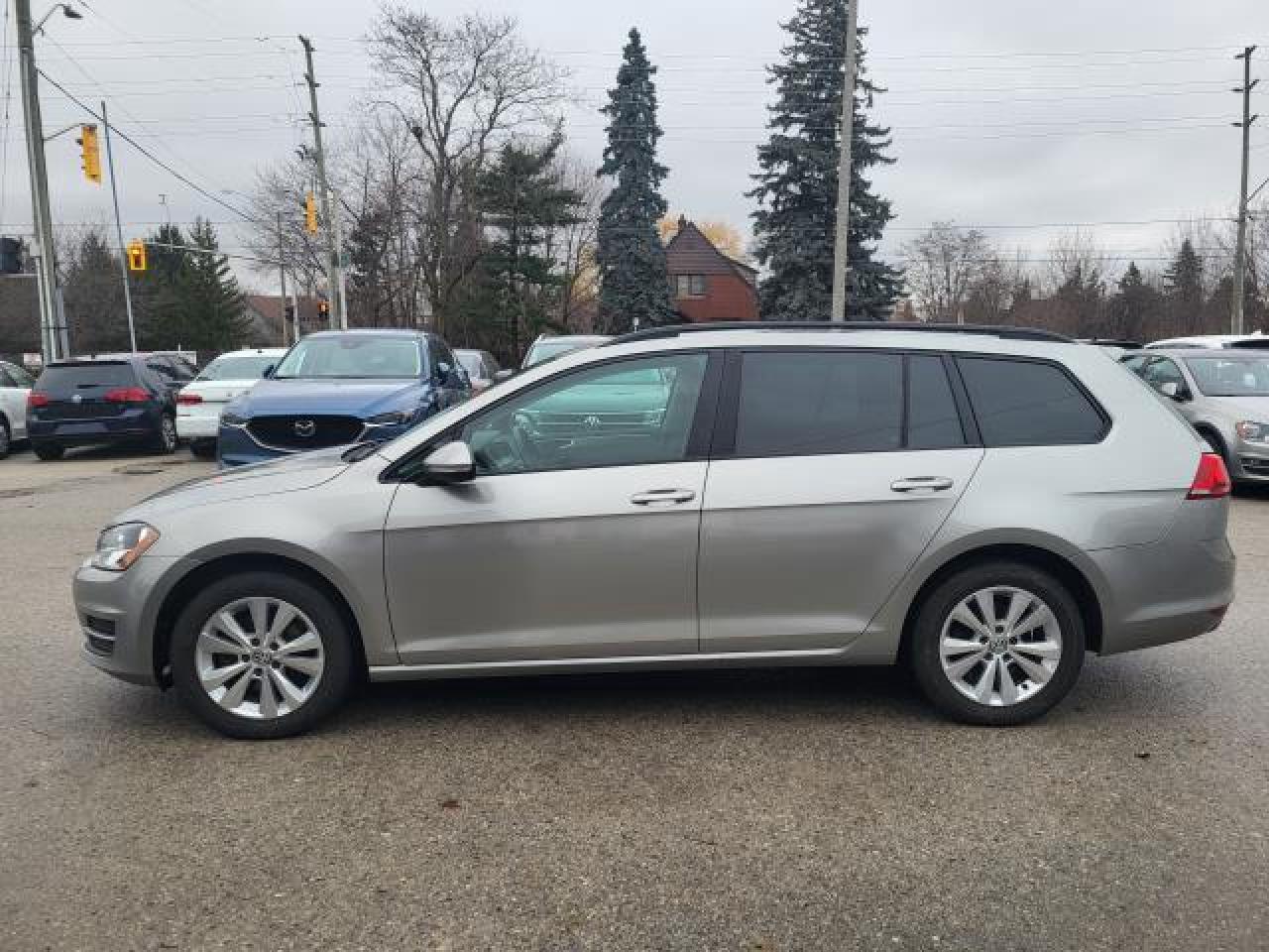 2017 Volkswagen Golf Sportwagen Trendline Photo