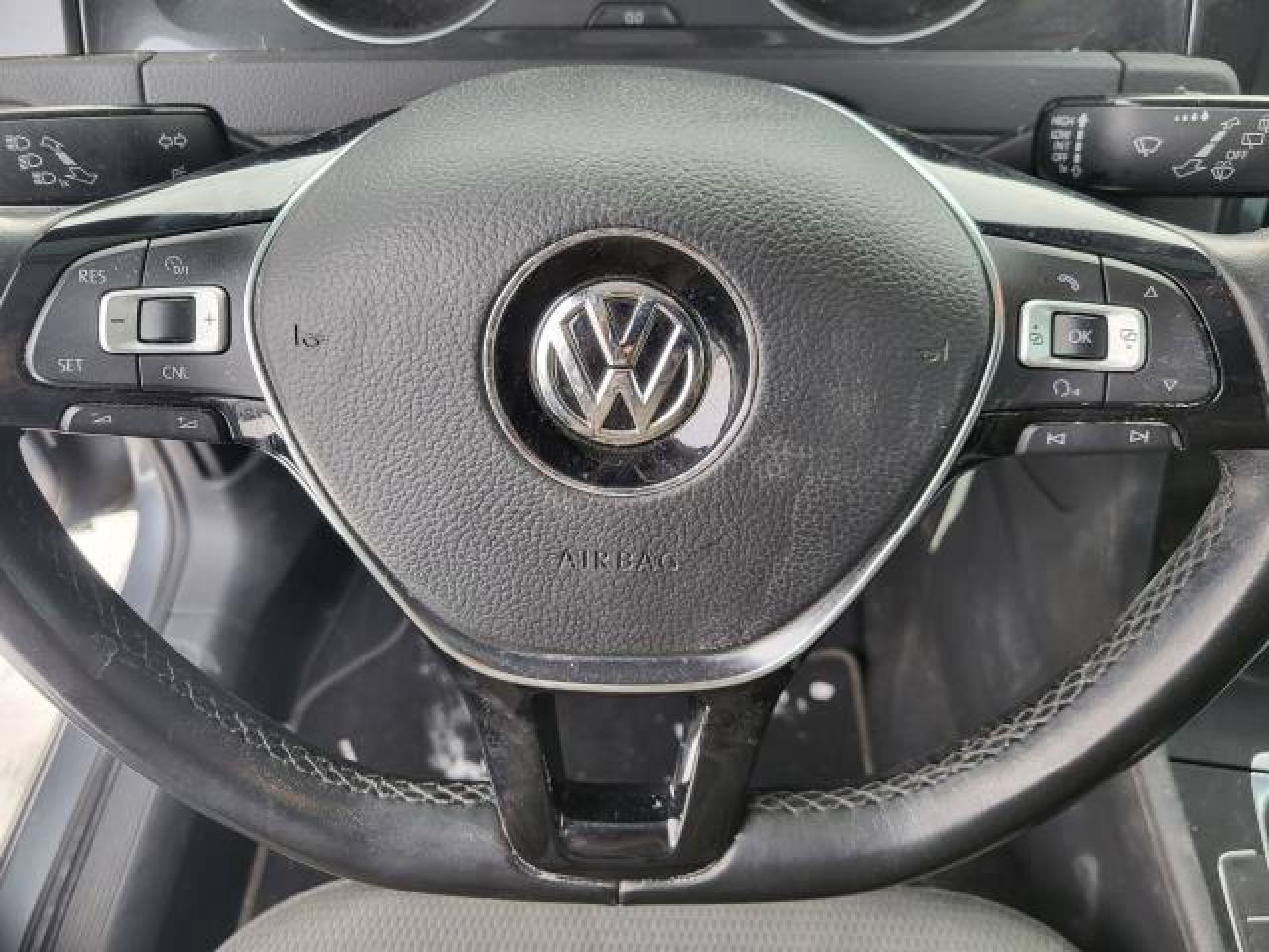 2018 Volkswagen Golf TRENDLINE Photo