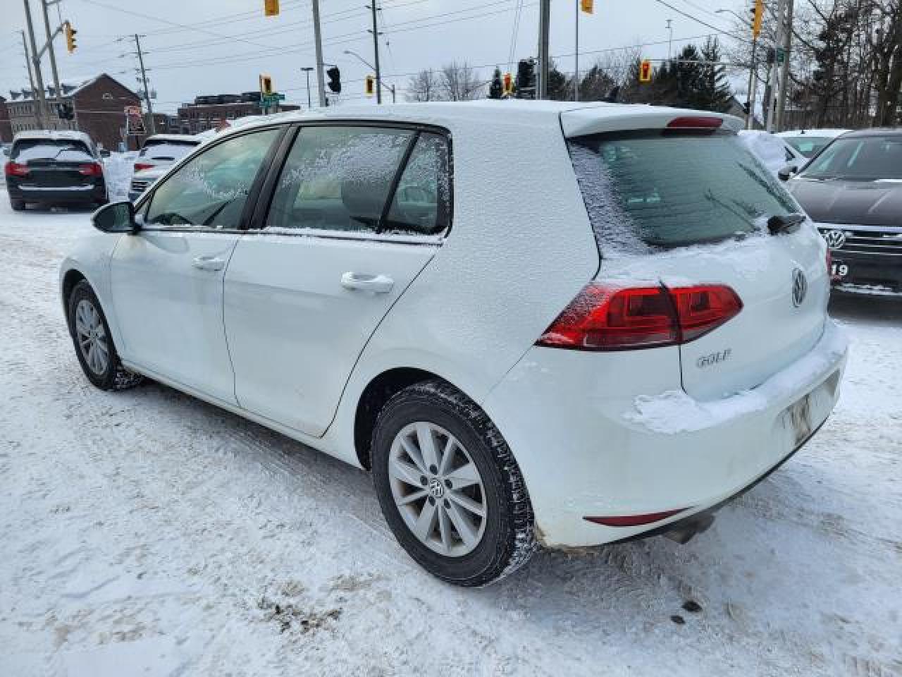 2016 Volkswagen Golf TRENDLINE Photo4