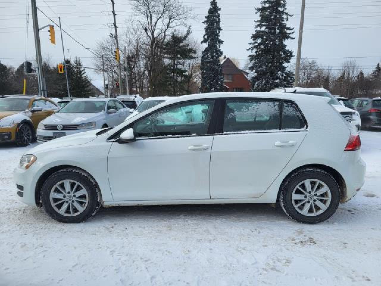 2016 Volkswagen Golf TRENDLINE Photo