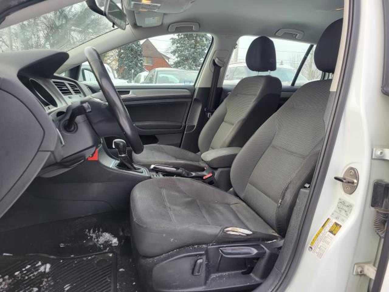 2016 Volkswagen Golf TRENDLINE Photo