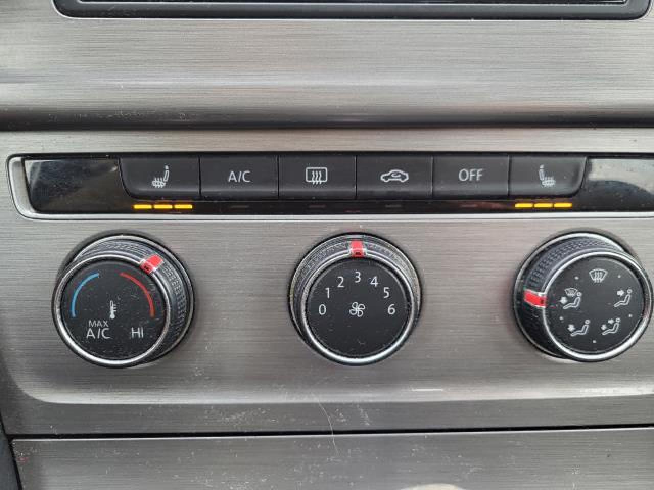 2016 Volkswagen Golf TRENDLINE Photo