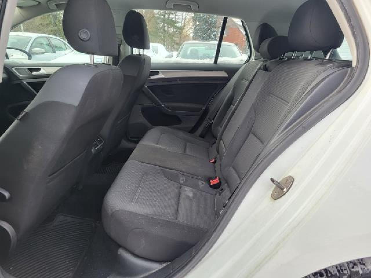 2016 Volkswagen Golf TRENDLINE Photo