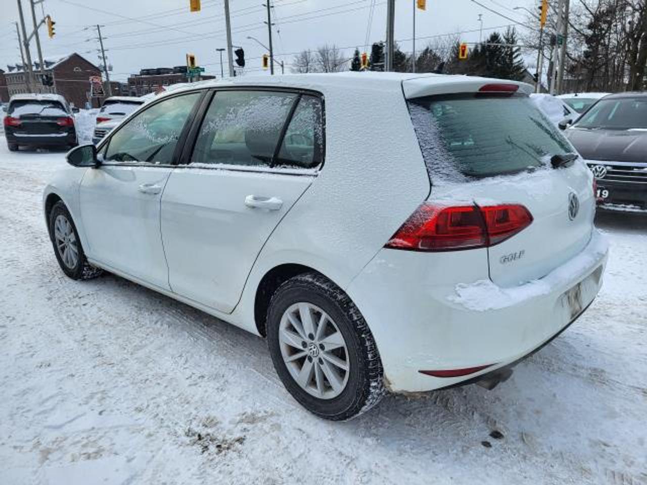 2016 Volkswagen Golf TRENDLINE Photo