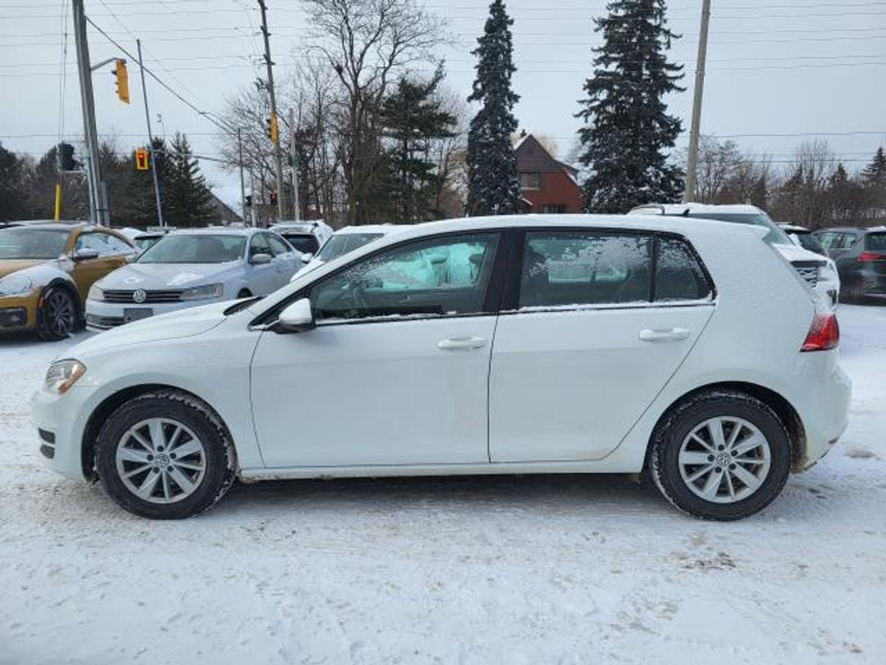 2016 Volkswagen Golf TRENDLINE Photo