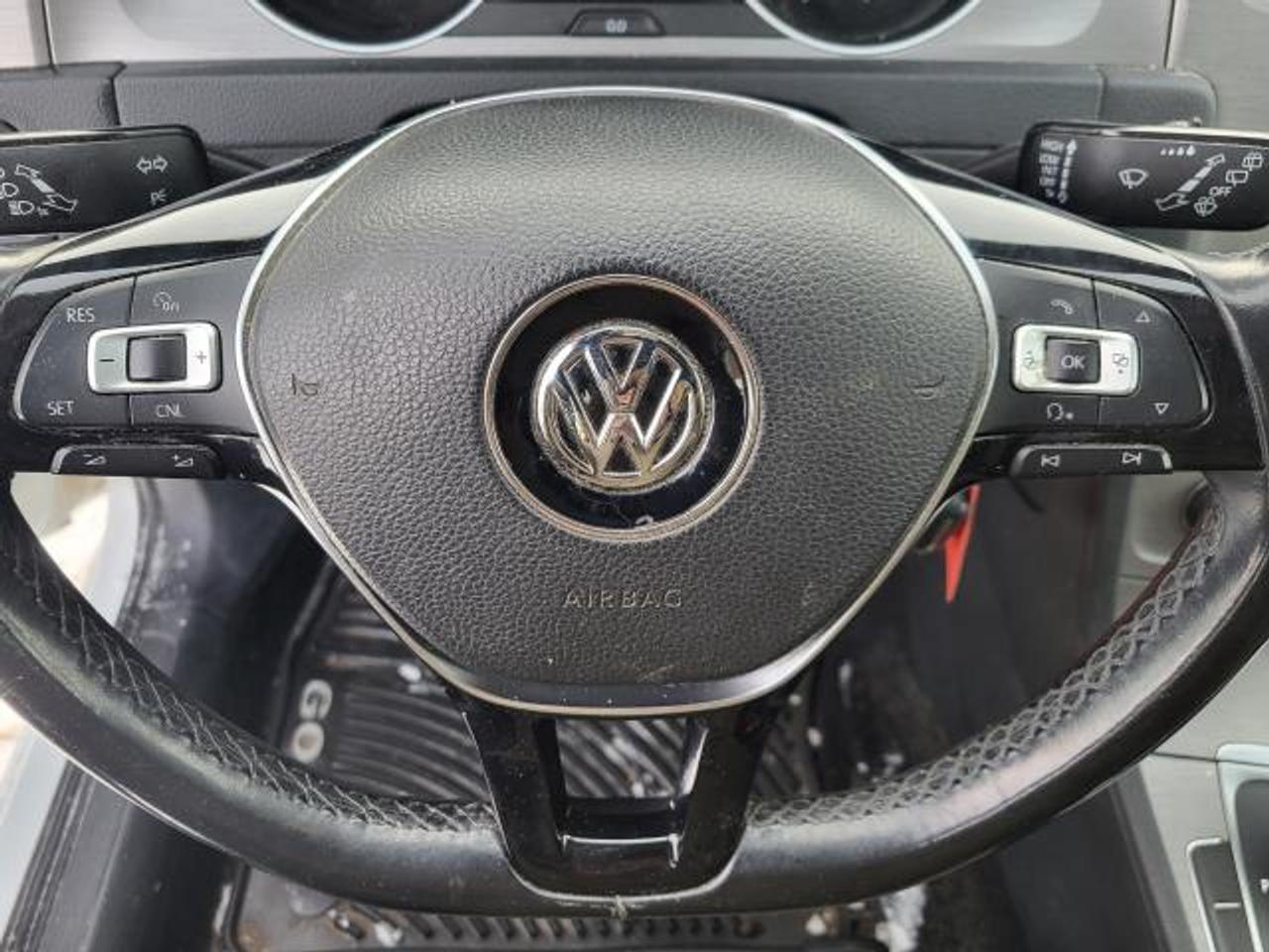 2016 Volkswagen Golf TRENDLINE Photo