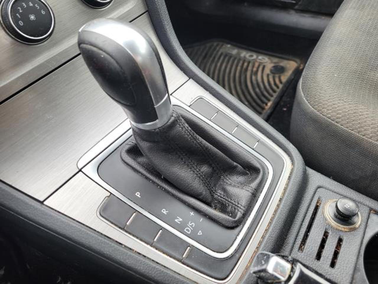 2016 Volkswagen Golf TRENDLINE Photo