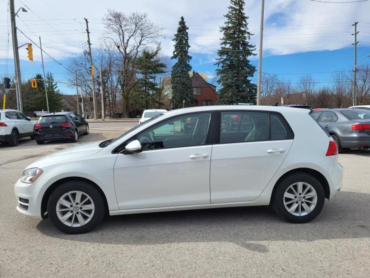 2016 Volkswagen Golf TRENDLINE Photo